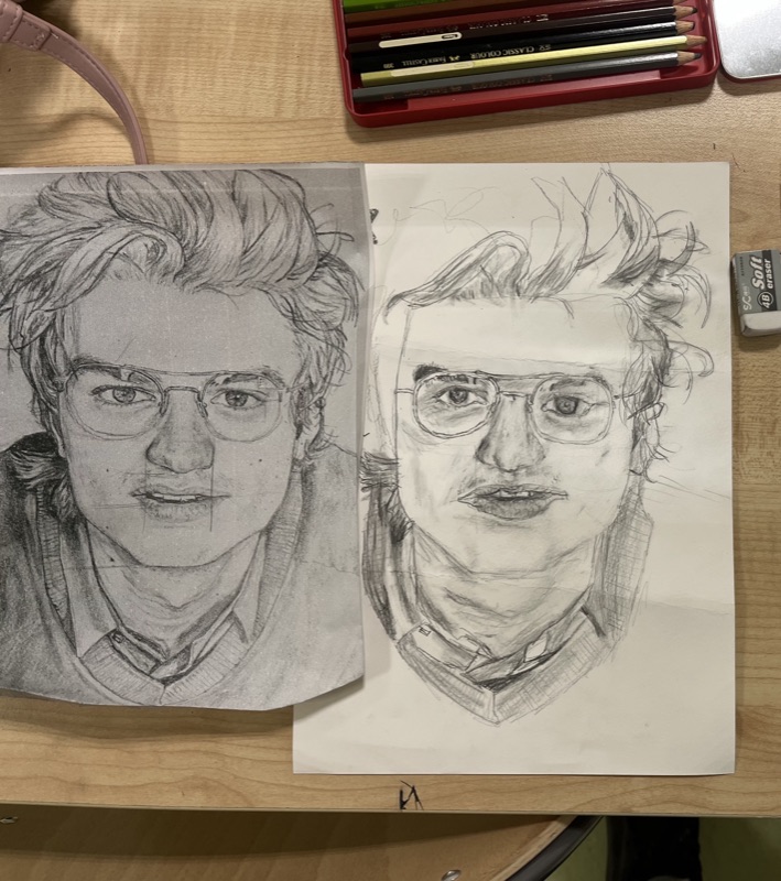 Portret chłopaka w okularach obok wydruku, z którego był rysowany